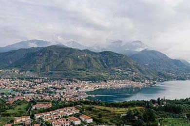 2022年季后赛：库里在第七场决胜局中投中多记关键三分，成功带队夺冠！